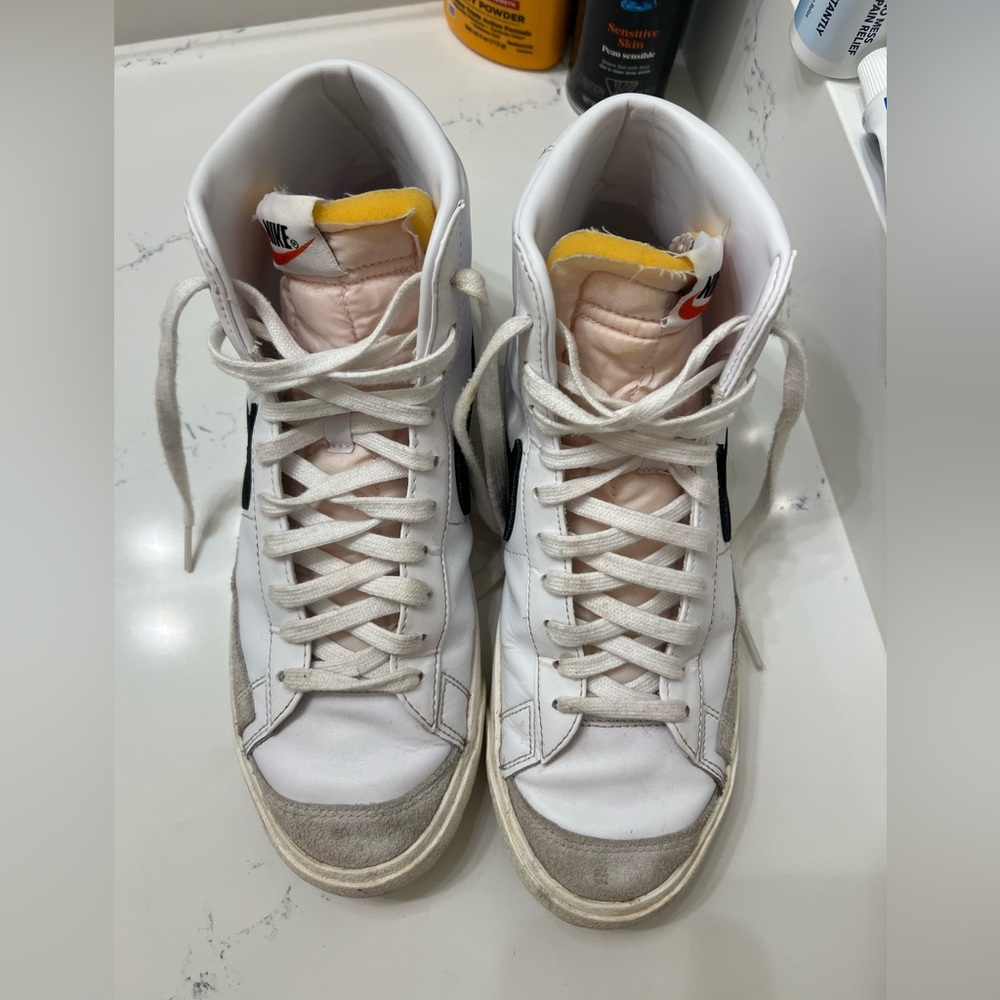 Women’s 10.5 White Nike Blazers
